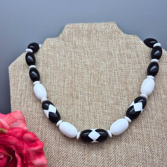 Vintage Oval Plastic Beads Collar Necklace Black & White Harlequin Pattern 18.5" - Picture 1 of 6